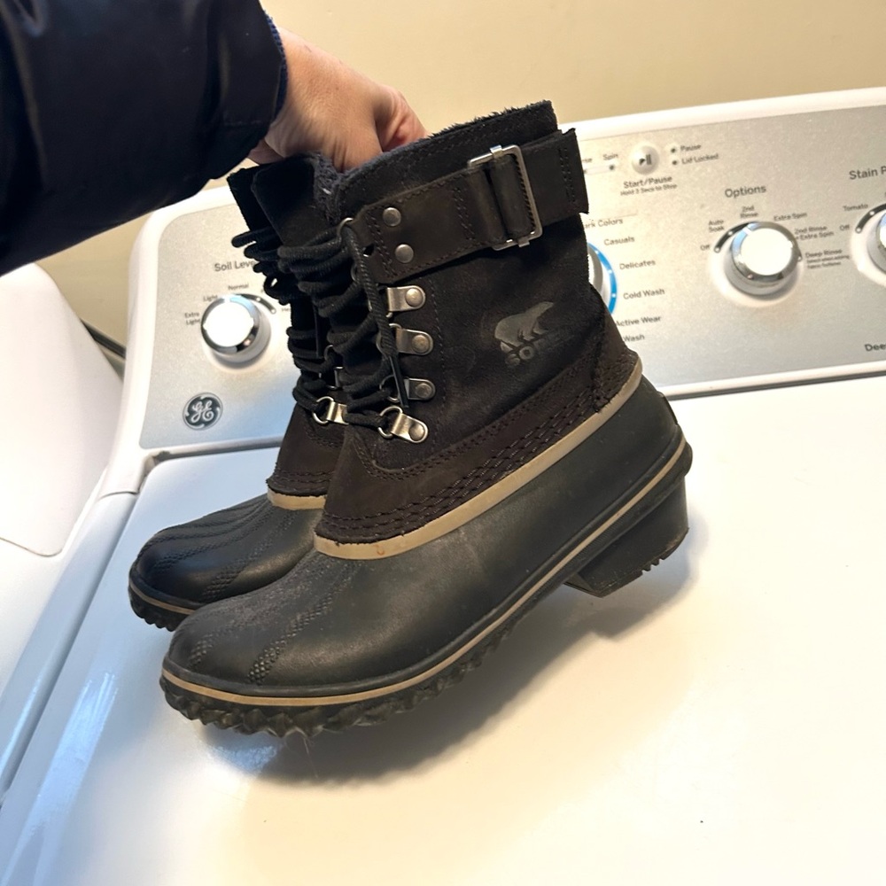Sorel Womans Black Winter Rain Boots